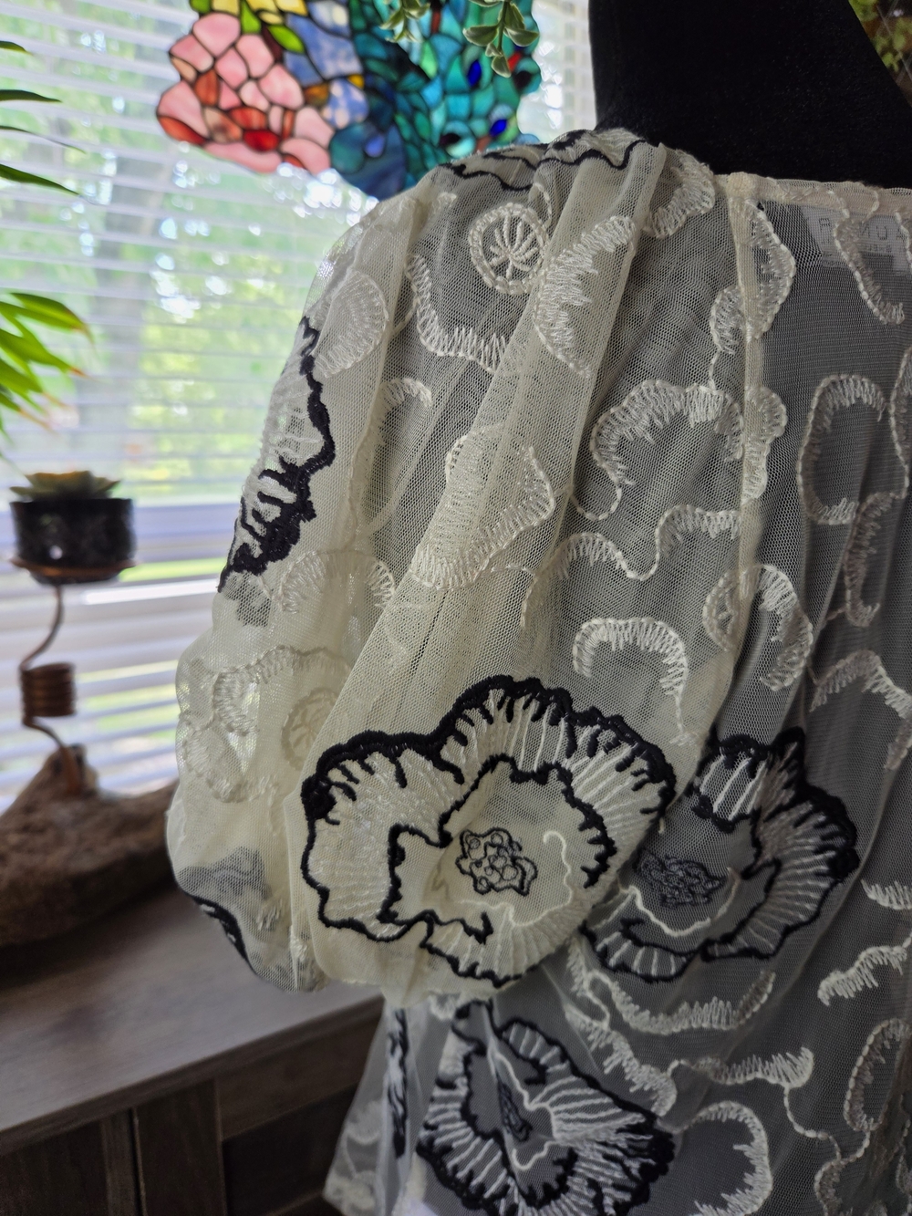 Laundry By Shelli Segal Cream Lace Top with Black Floral Embroidery Puff Sleeves - Picture 6 of 9